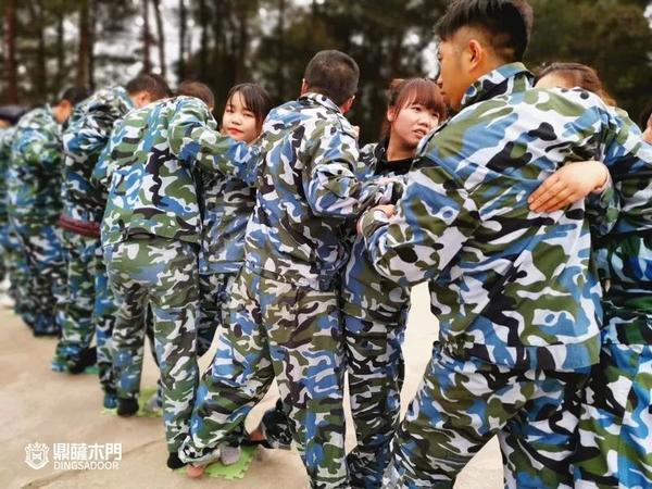 重庆鼎萨木门：团队培训活动抢滩登陆团队协力