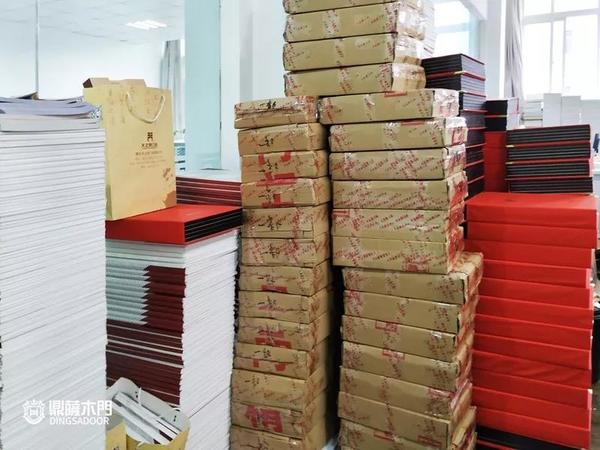 重庆鼎萨木门：产品图册、色板、小样