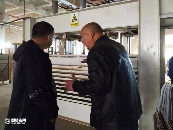 重庆鼎萨木门：董事长袁晓柯不定期与技术顾问一起深入生产现场