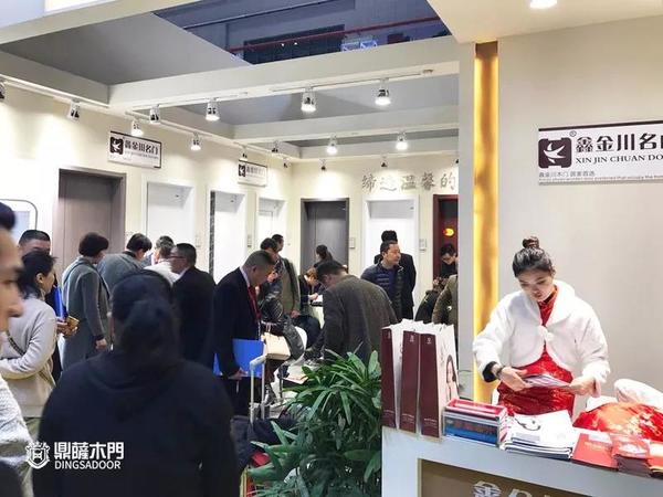重庆鼎萨木门：2019上海建博会参观者众多