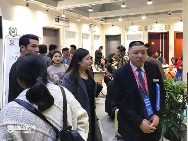 重庆鼎萨木门：2019上海建博会现场