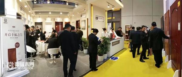 重庆鼎萨木门：2019上海建博会参观者多