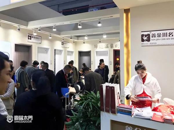 重庆鼎萨木门：2019上海建博会现场成交量大