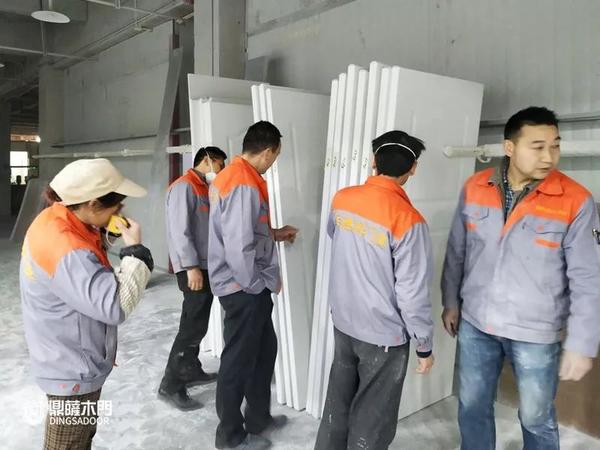 重庆鼎萨木门：巡视木门生产现场