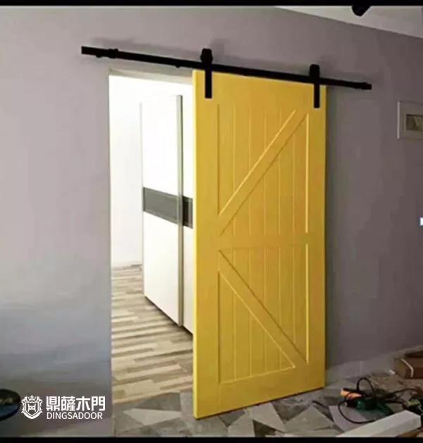 重庆鼎萨木门：黄色静音木门