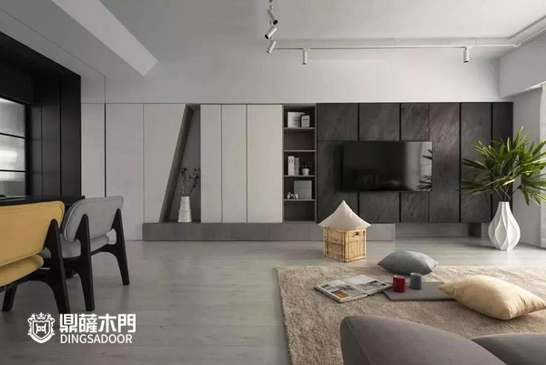 重庆鼎萨木门：家居背景墙设计　黑白书柜与电视墙一体的设计