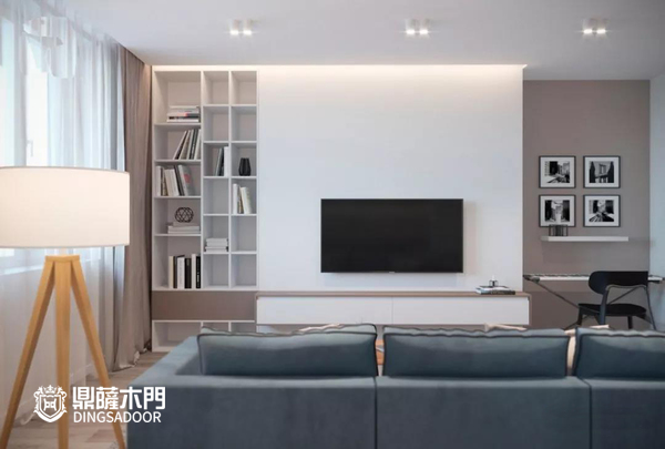 重庆鼎萨木门：家居背景墙设计　白色书柜与电视墙一体的设计
