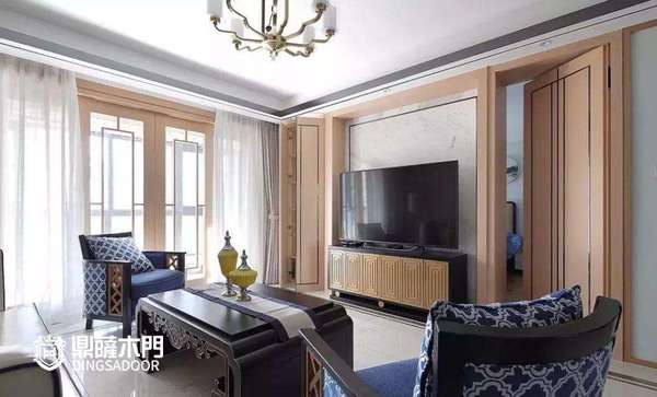 重庆鼎萨木门：家居背景墙设计　时尚隐形门与电视墙的巧妙结合