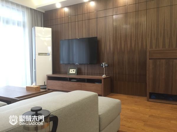 重庆鼎萨木门：家居背景墙设计　棕色隐形门与电视墙的巧妙结合