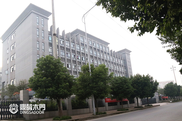 重庆鼎萨木门生产厂区外部展示