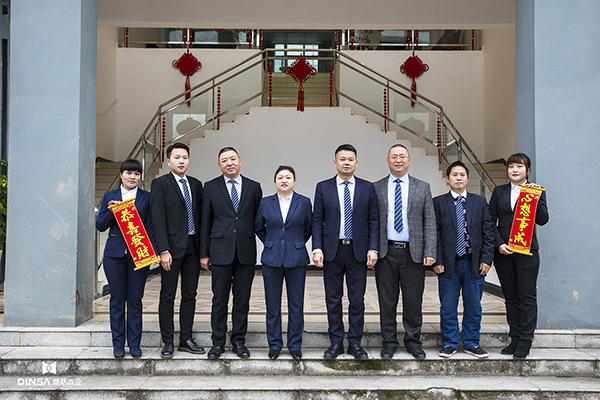 重庆鼎萨木门：销售团队向*经销商朋友拜年