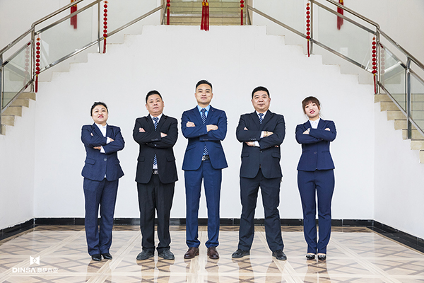 重庆鼎萨木门：营销中心总监刘君与销售部长黄昌荣、蒋文英、邓小龙、订单业务部长刘燕合影