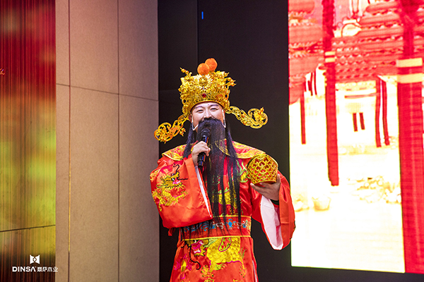 重庆鼎萨木门：新年贺岁,财神送福