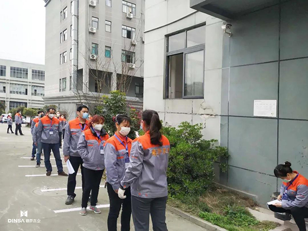 重庆鼎萨木门：量体温