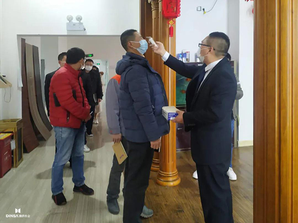 重庆鼎萨木门：开会前测量体温