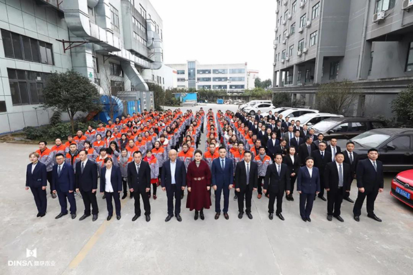 重庆鼎萨木业人员合影