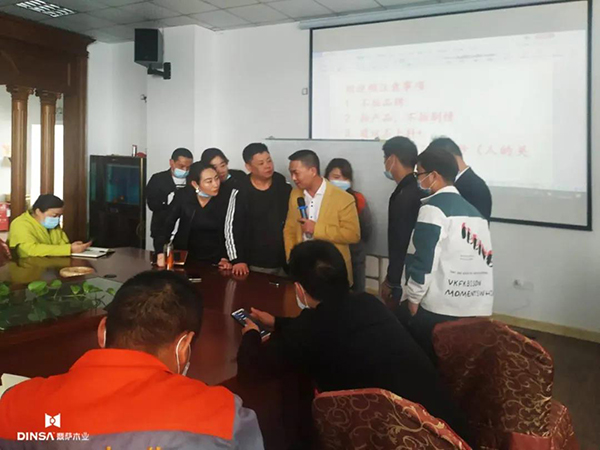 豪雅铝业（集团）余董事长到访鼎萨木业　分享会现场