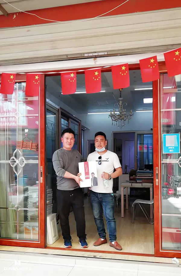 重庆鼎萨木门：2020出差考察 专卖店合影