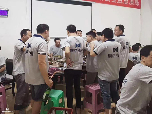 重庆鼎萨木业：厂区员工