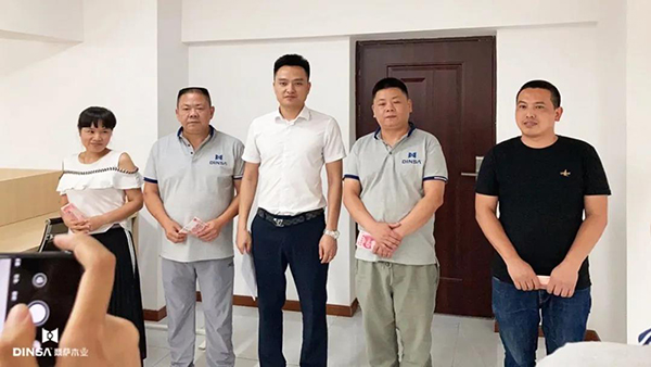 重庆鼎萨木门：营销总监刘君与6月任务完成奖获得者合影