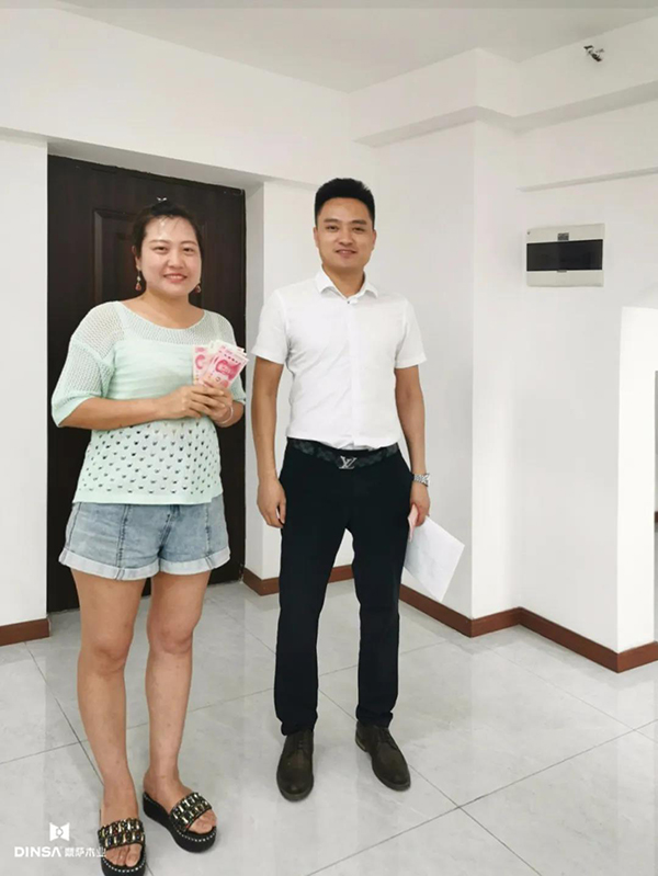 重庆鼎萨木门：营销总监刘君与获奖客服代表杨建合影