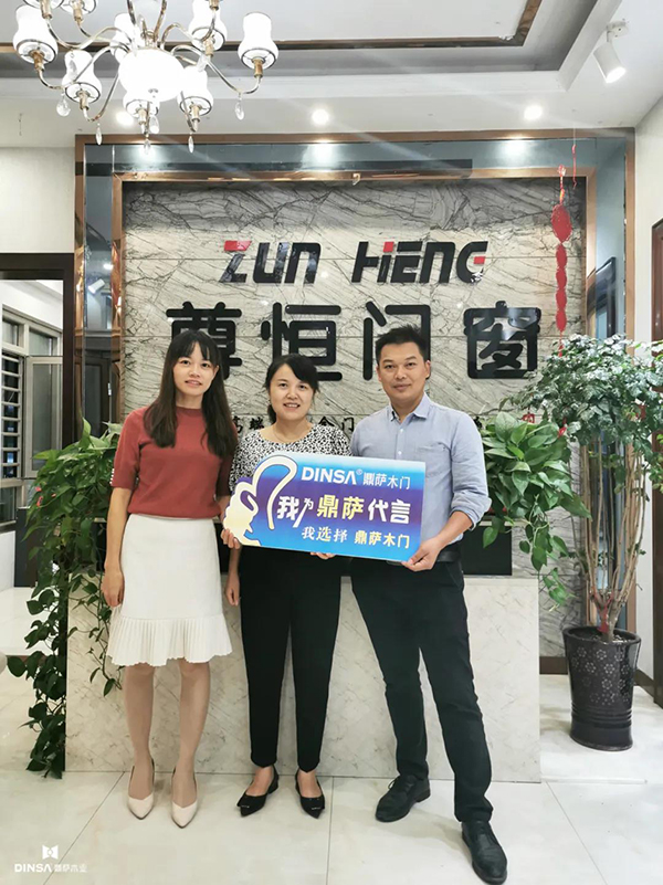 鼎萨木业客服专员赵霞与合作伙伴合影（1）
