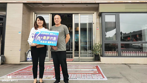 鼎萨木业客服专员赵霞与合作伙伴合影（2）