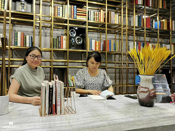 鼎萨*客服专员衡大燕、赵霞亲临日常专属联系和指导装修建设的鼎萨门店