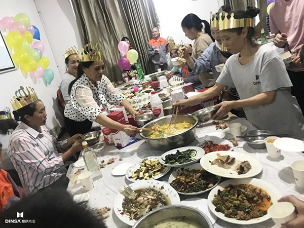 重庆鼎萨木业：过生日员工挑起财务总监衡凤春亲自下厨煮的长寿面，幸福笑容洋溢