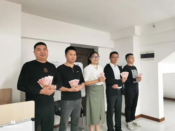 重庆鼎萨木业：公司领导为当前时期销售业绩突出的销售经理、客服专员颁发奖金