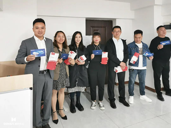 重庆鼎萨木业：营销中心员工收到袁董事长亲自颁发的生日礼品和贺卡