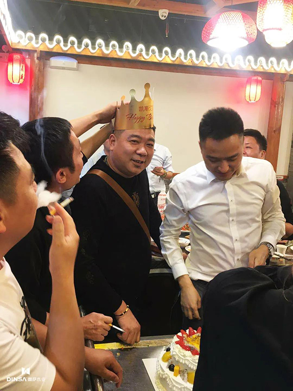 重庆鼎萨木业：鼎萨营销总监刘君和销售一部部长黄昌荣在西永办公区员工生日宴会上