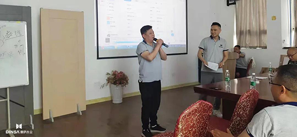 重庆鼎萨木业：四月工作总结会3