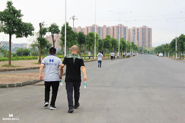 重庆鼎萨木业：互帮互助、携手向前